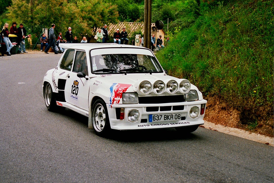 Рено продолжает выступать в Ралли, а Renault 5 стал одним из первых Горячих хетчбеков в мире.