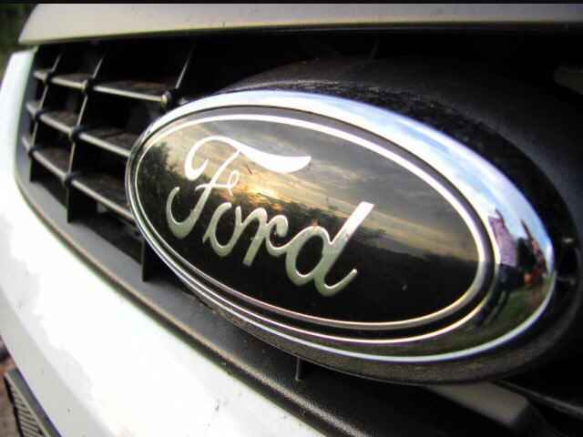 Открытие капота в автомобиле Ford Focus 2