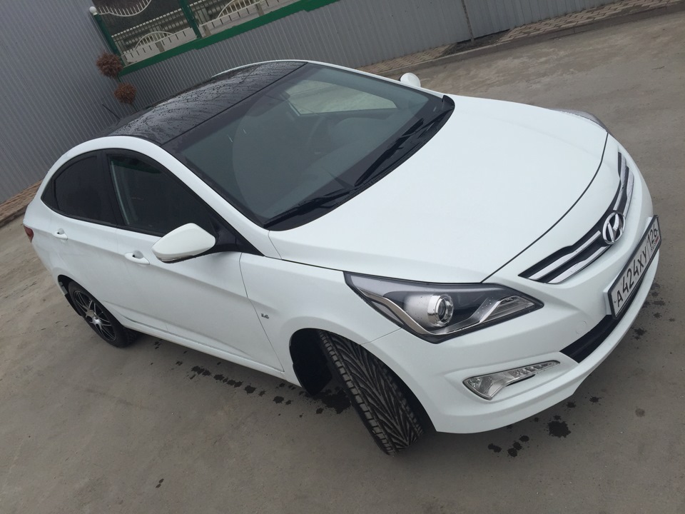 Как выглядит белый хендай Чёрная пленка на крышу - Hyundai Solaris, 1,6 л, 2015 года стайлинг DRIVE2