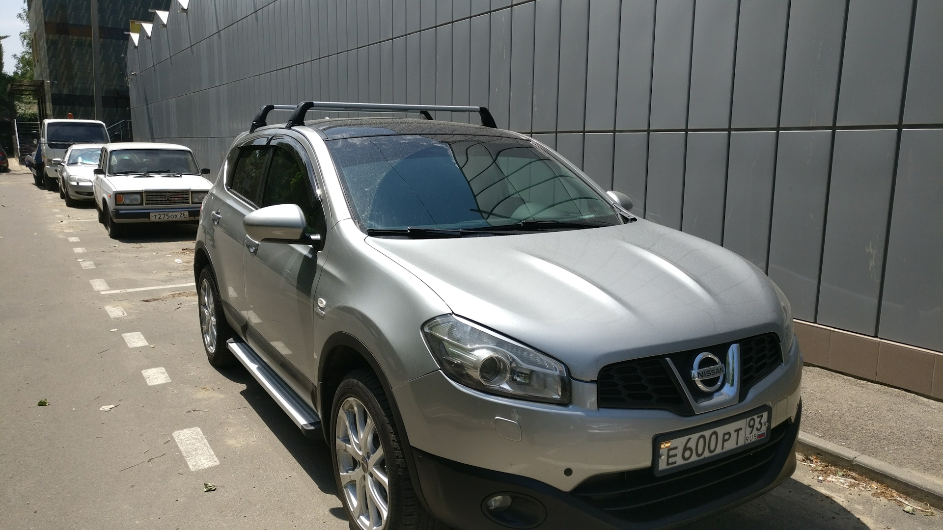 Авито самарская область авто. Nissan Qashqai поперечина. Nissan Qashqai j10 2008 серебристый черная пленка на крышу. Поперечины на крышу Кашкай.