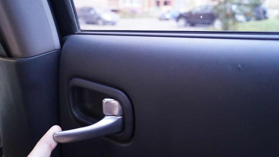 Не открывается дверь пассажира. Дверь машины. Дверь автомобиля изнутри. Ручка открывания двери автомобиля наружная. Открыватель двери внутри машины.
