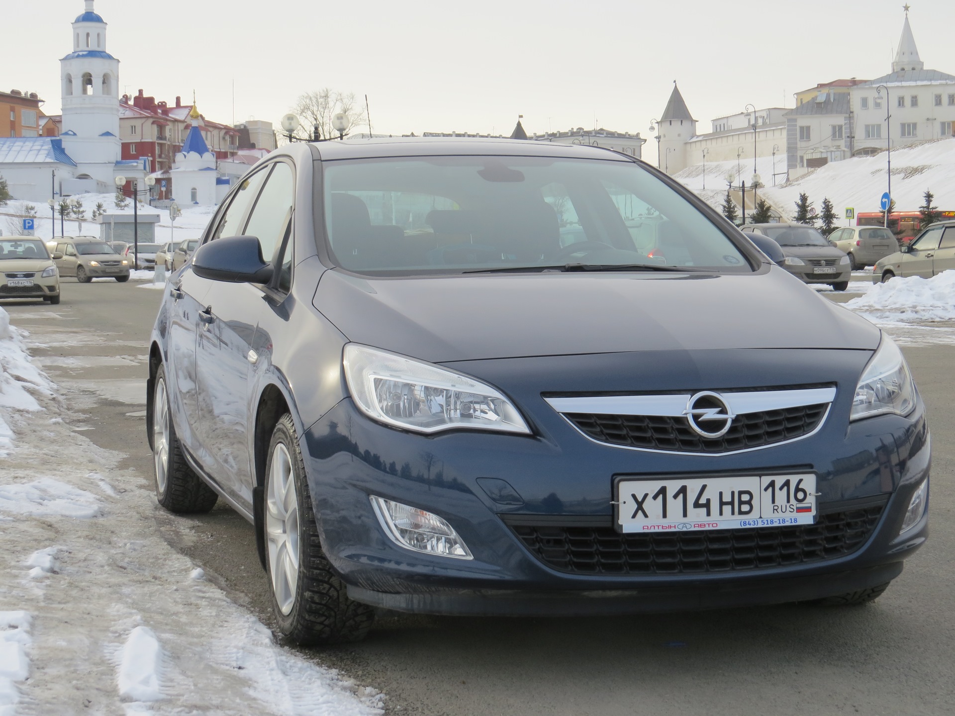 Любимая машина в родном городе (самый центр Казани) — Opel Astra J, 1,4 ...
