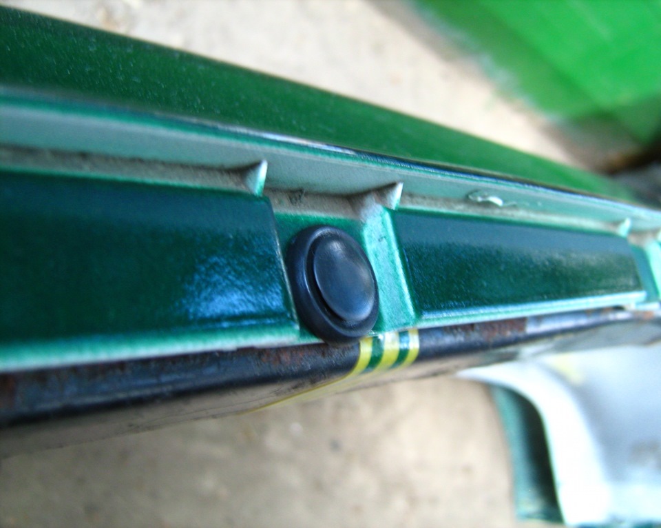 Крепим ими усилитель к бамперу — Mitsubishi Colt V