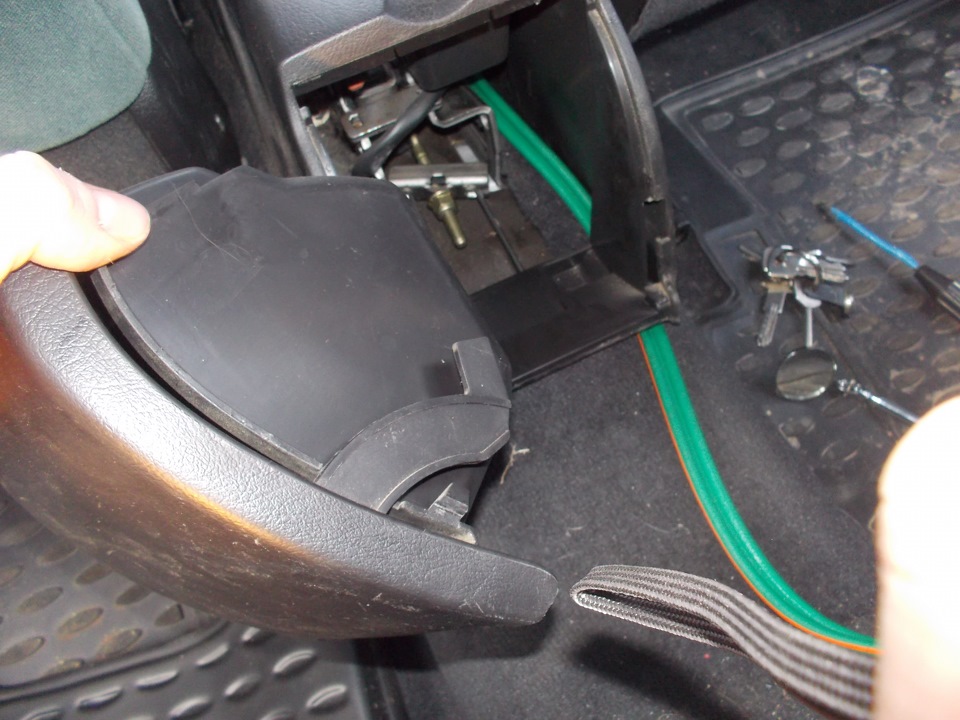 Как заменить тросик ручного тормоза на Пежо 307