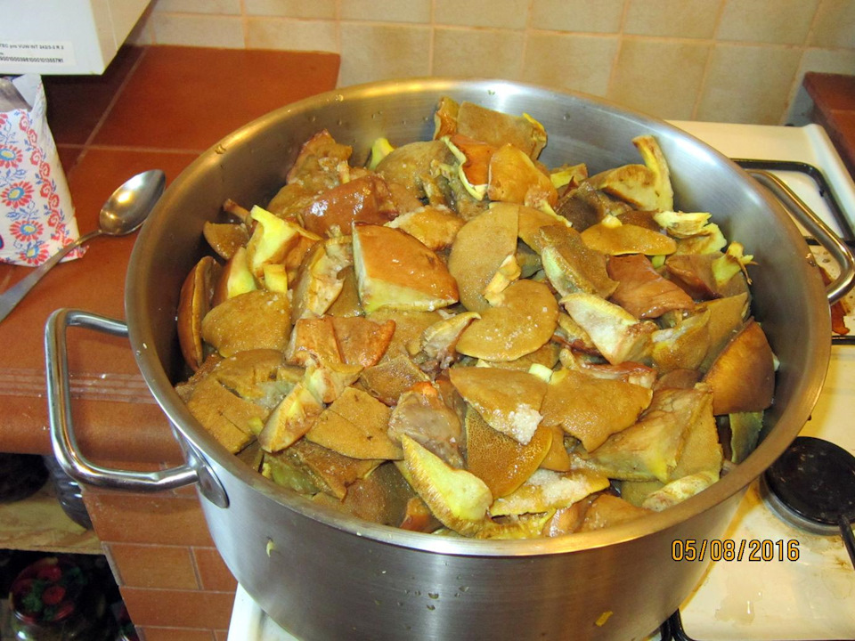 Обираем их от мусора, хорошо моем и крупные режем на части.