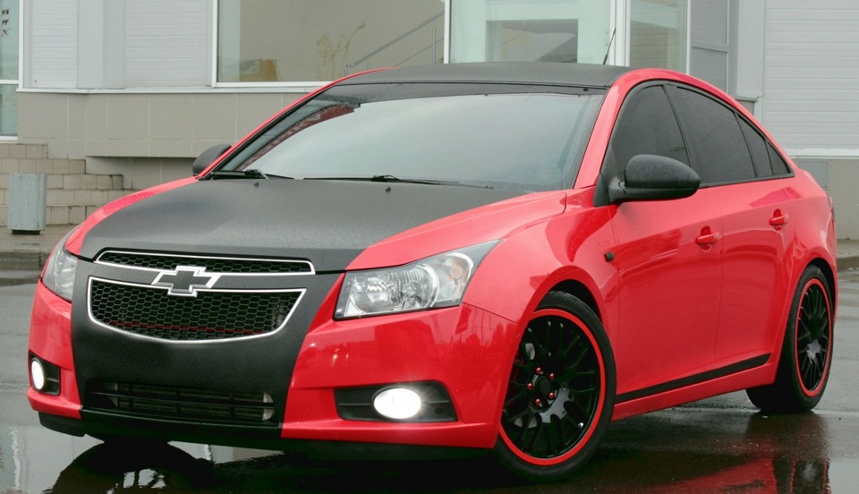 Chevrolet Cruze красный с черной крышей