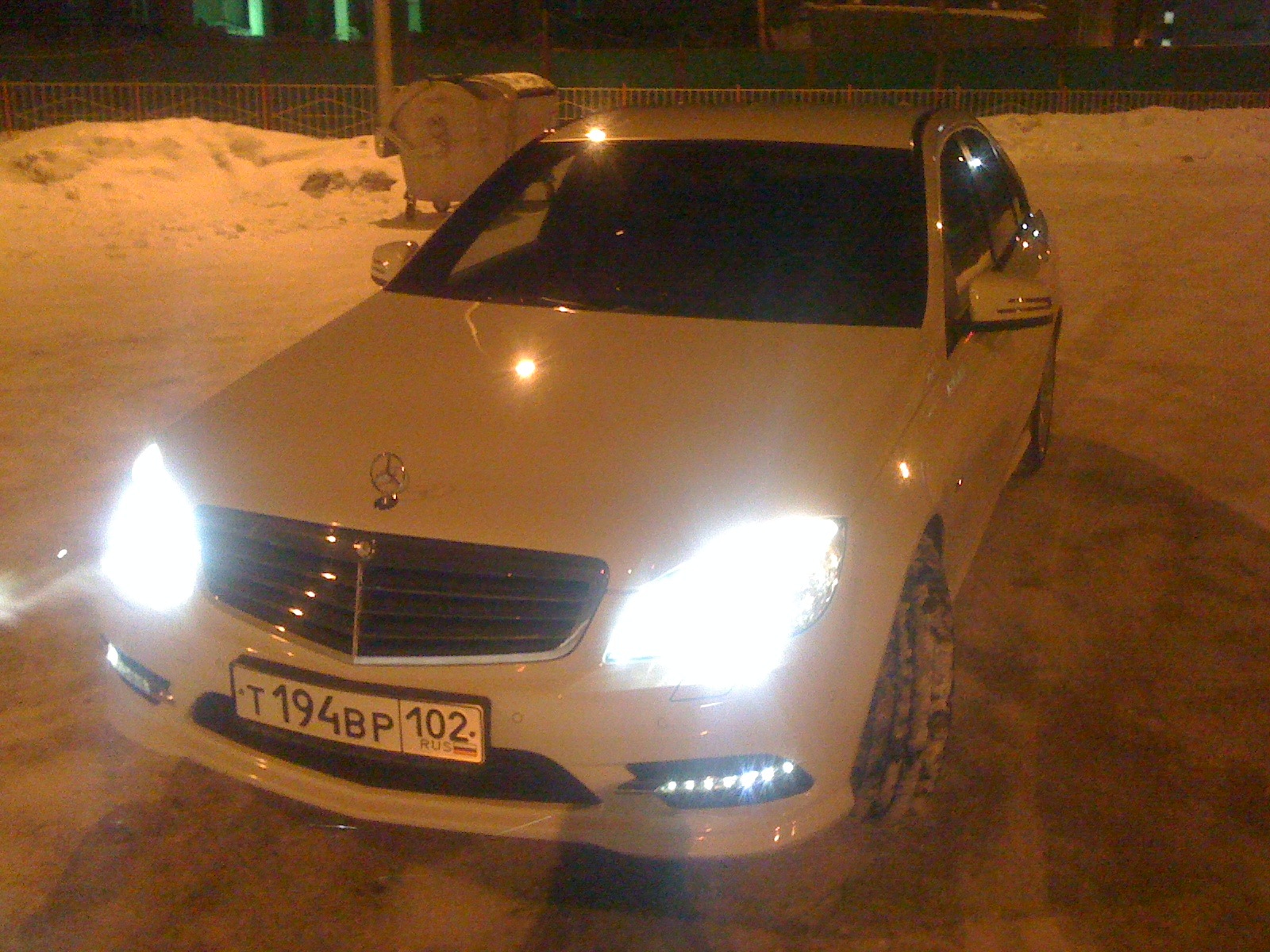 W204 Mercedes зимой ночью