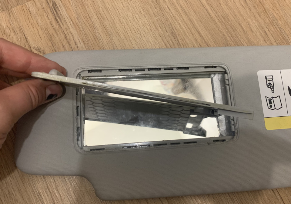 Замена зеркала пассажирского солнцезащитного козырька Шкода Рапид ...