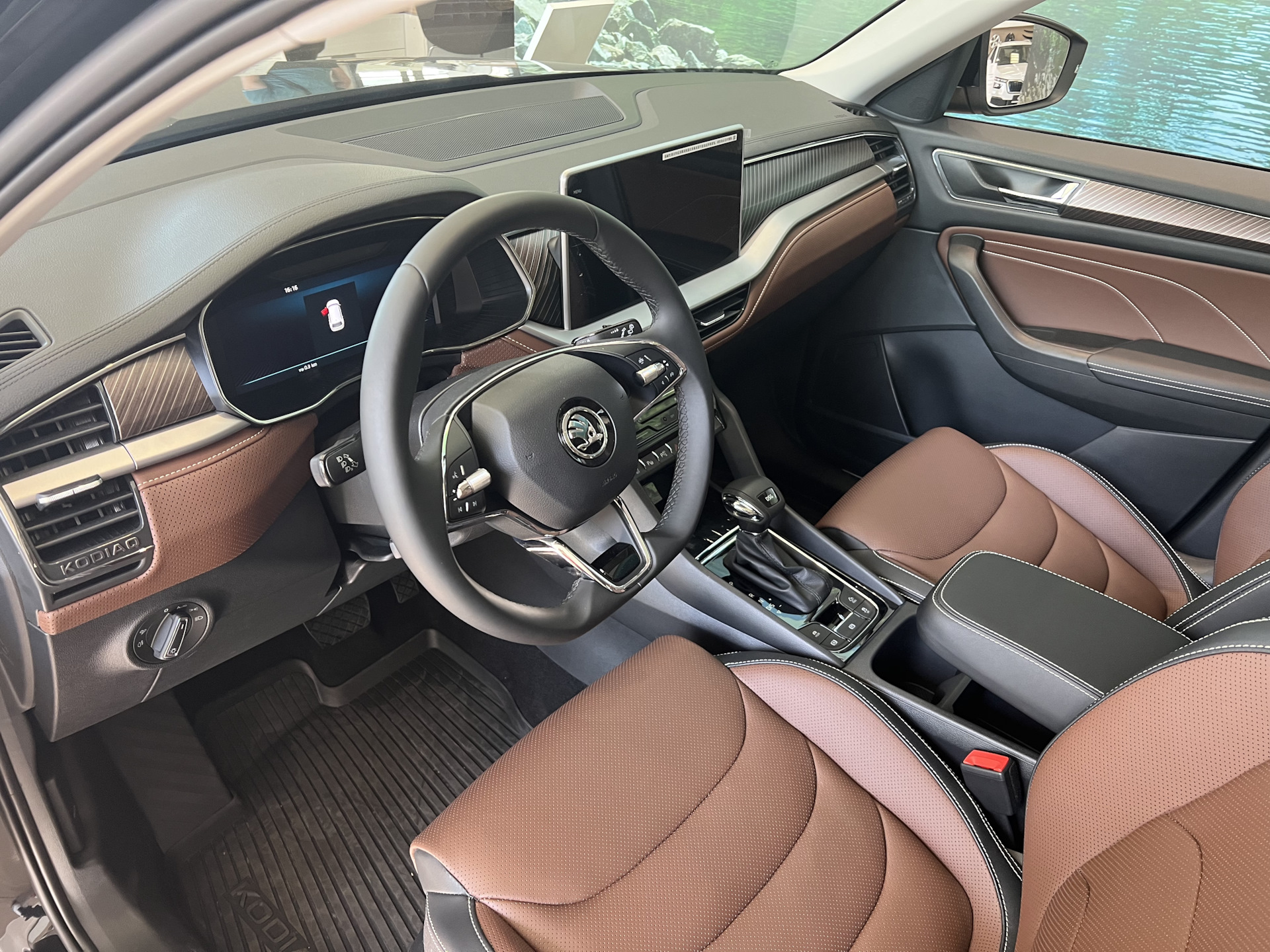 Skoda Kodiaq в салоне с бантом