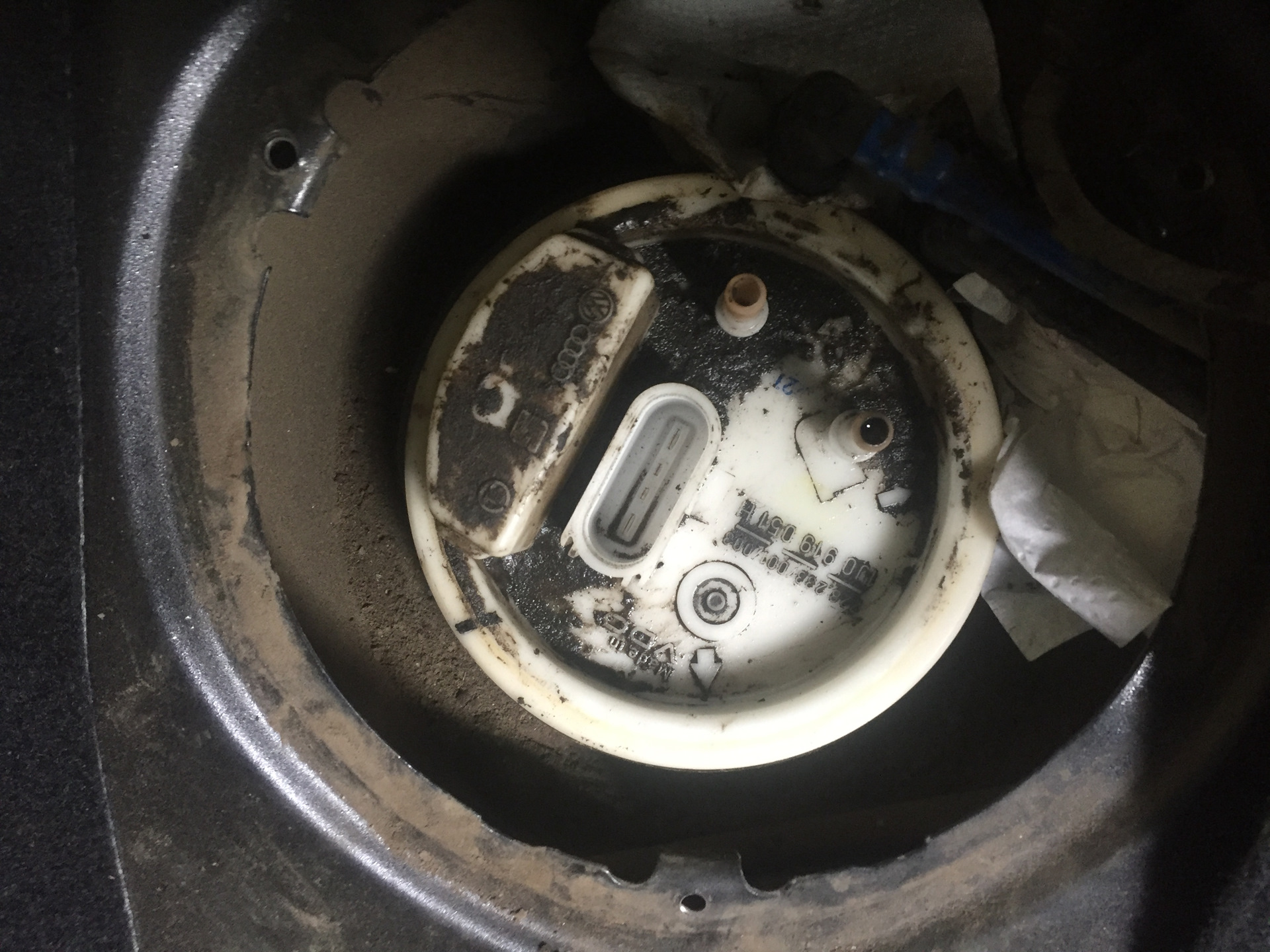 Замена бензонасоса - Volkswagen Golf Mk4, 1,6 л, 1998 года своими руками DRIVE2