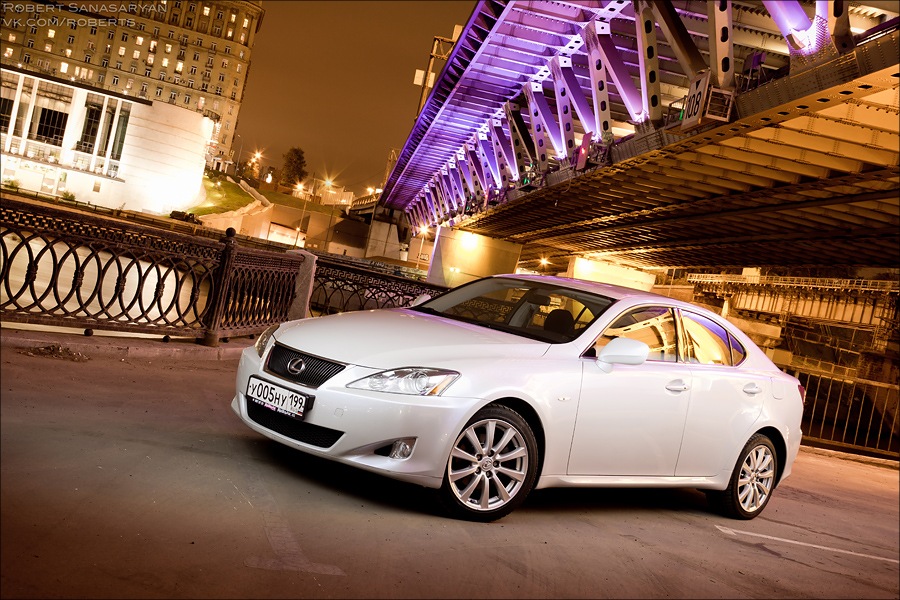 На русском мосту лексус. Lexus is 250 ночная Москва. Лексус ИС 250 В ночной Москве. Lexus is фотосет. Лексус ИС 250 С панорамной крышей.