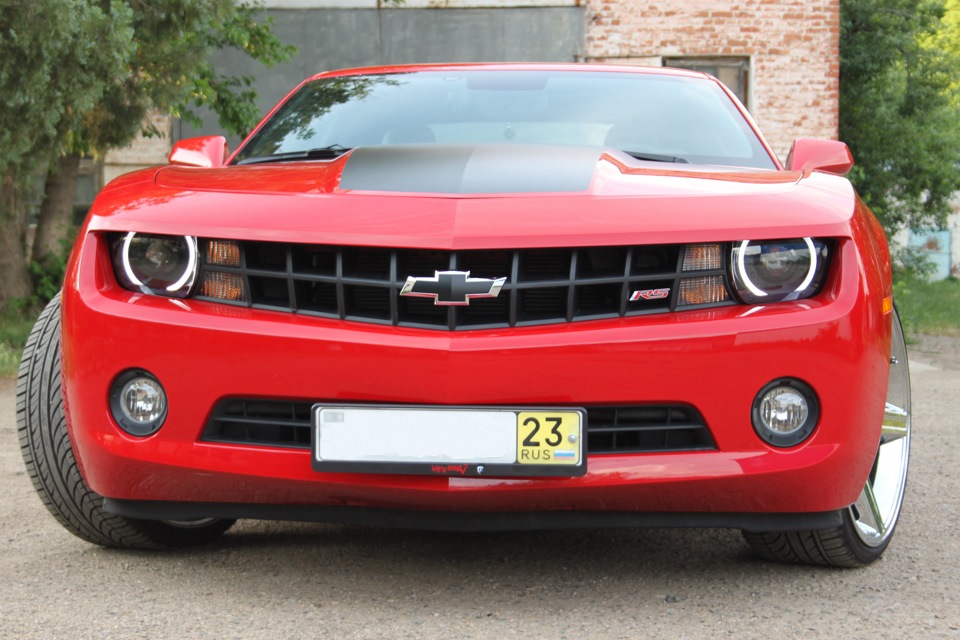 Машины на т. Chevrolet Camaro v. Chevrolet Camaro 3.6 2015. Шевроле Ниссан. Камаро с круглыми фарами.