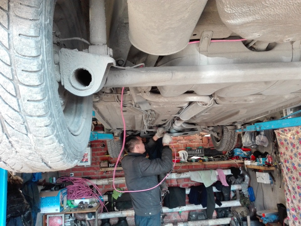 газовые трубки проводили без единой дырки, там как раз один канал свободен — Lada Калина Хэтчбек (1G)