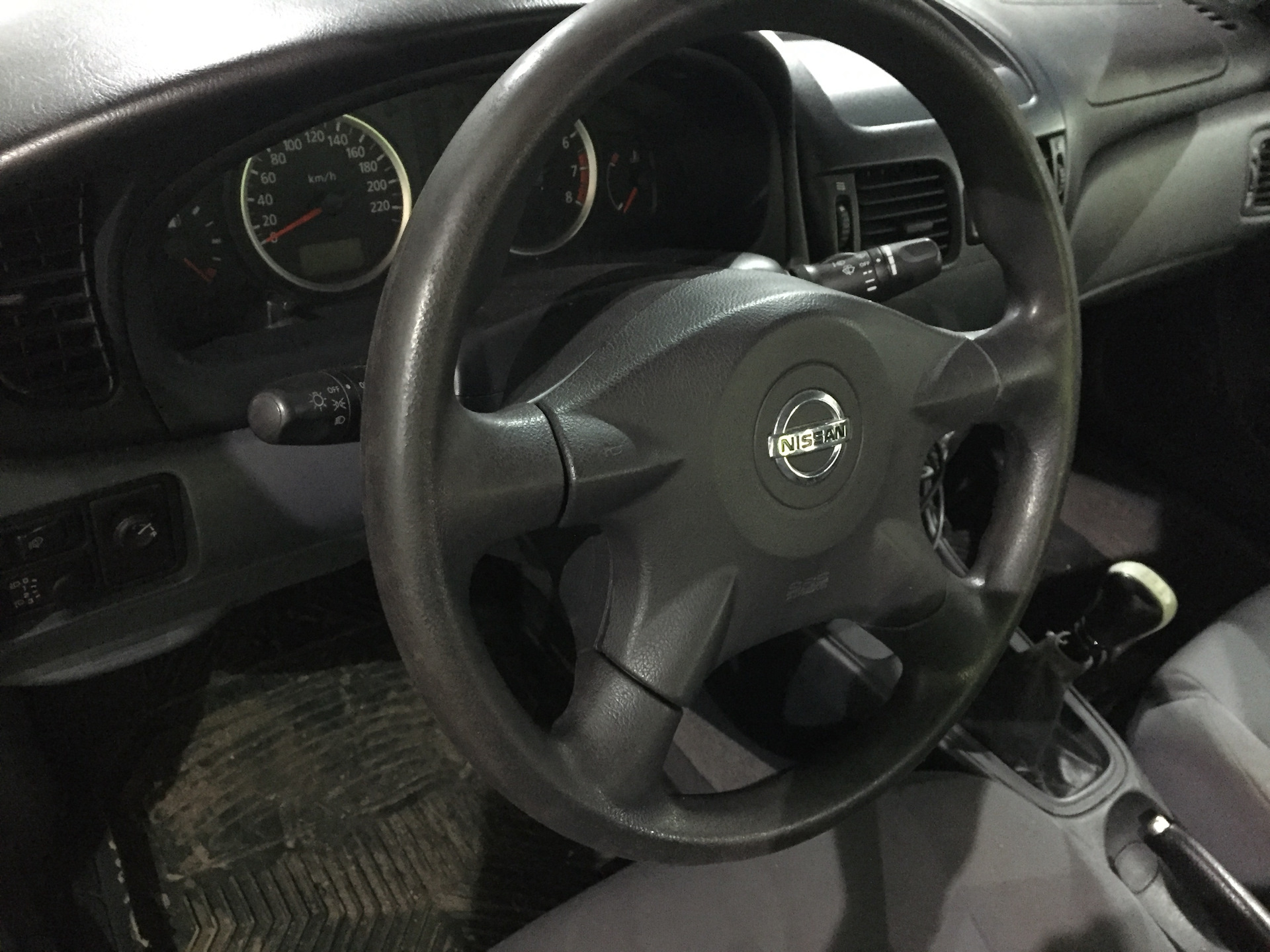 Nissan Almera n16 2006 салон