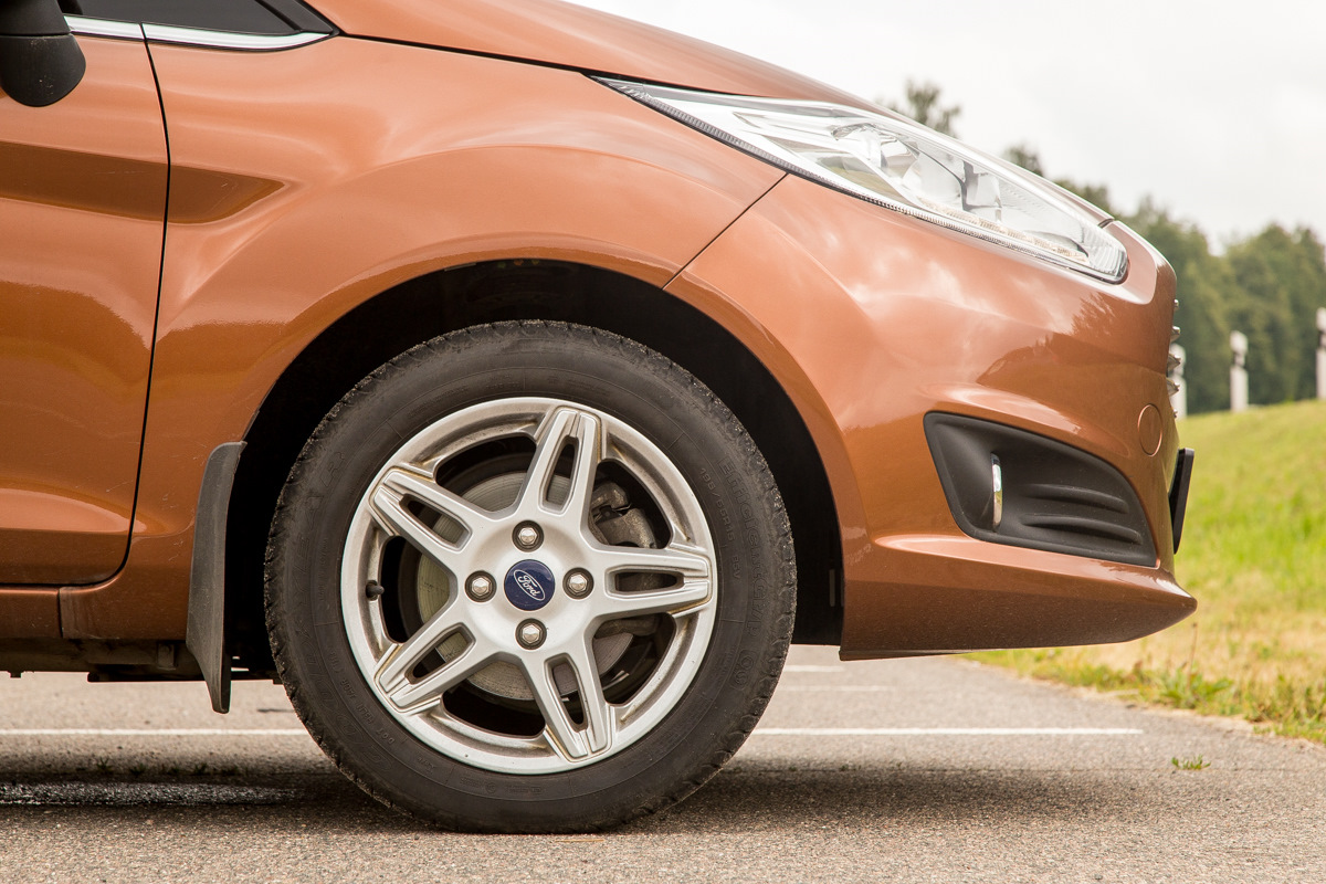 Фиеста размер шин. Ford Fiesta диски. Диски 16 на Форд Фиеста седан. Форд Фиеста 2018 диаметр колес. Размер дисков Форд Фиеста 2016.