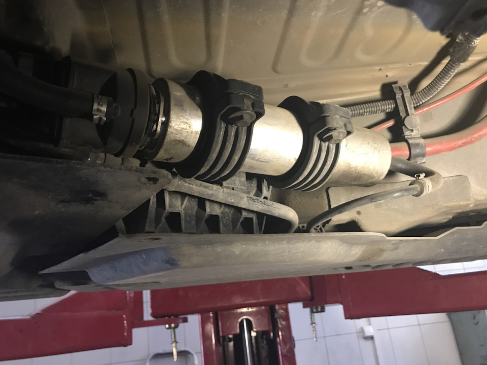 Смена топливного фильтра — BMW X5 (E70), 3 л, 2008 года | визит на ...