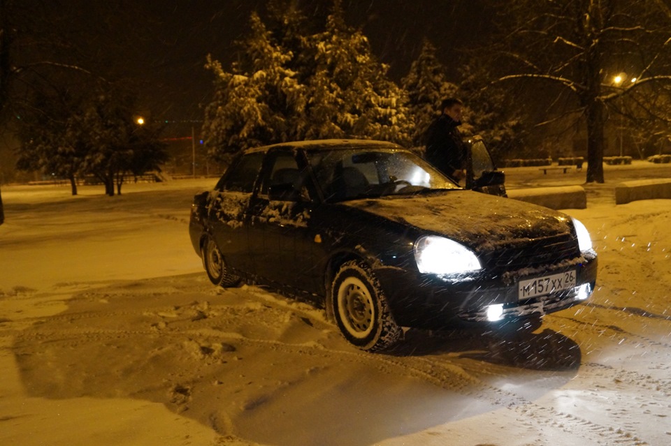 Седан зимой. Приора 72 регион. Черная Приора седан зимой. Приора 21 регион. Лада Приора с 21 регионом зимой.