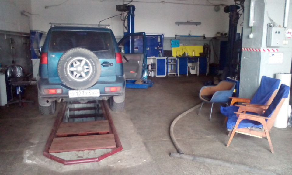 Замена верхних шаровых, ремонт правого переднего тормозного суппорта ...