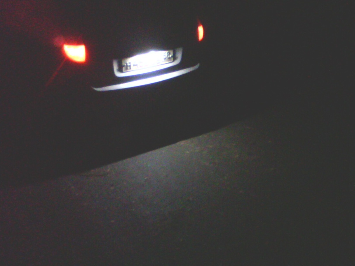 Плафон подсветки номерного знака калина. Патрон подсветки номера калина. Замена лампочки номера калина. Подсветка номера калина 1 хэтчбек. Разъем подсветки номера калина.