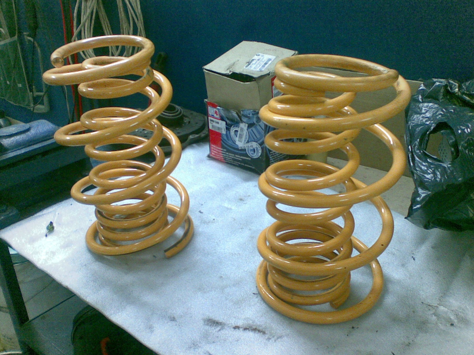 Replaced the factory springs with more elastic springs with an understatement The racks themselves were left by relatives  factory ones - Toyota Caldina 20 L 2005
