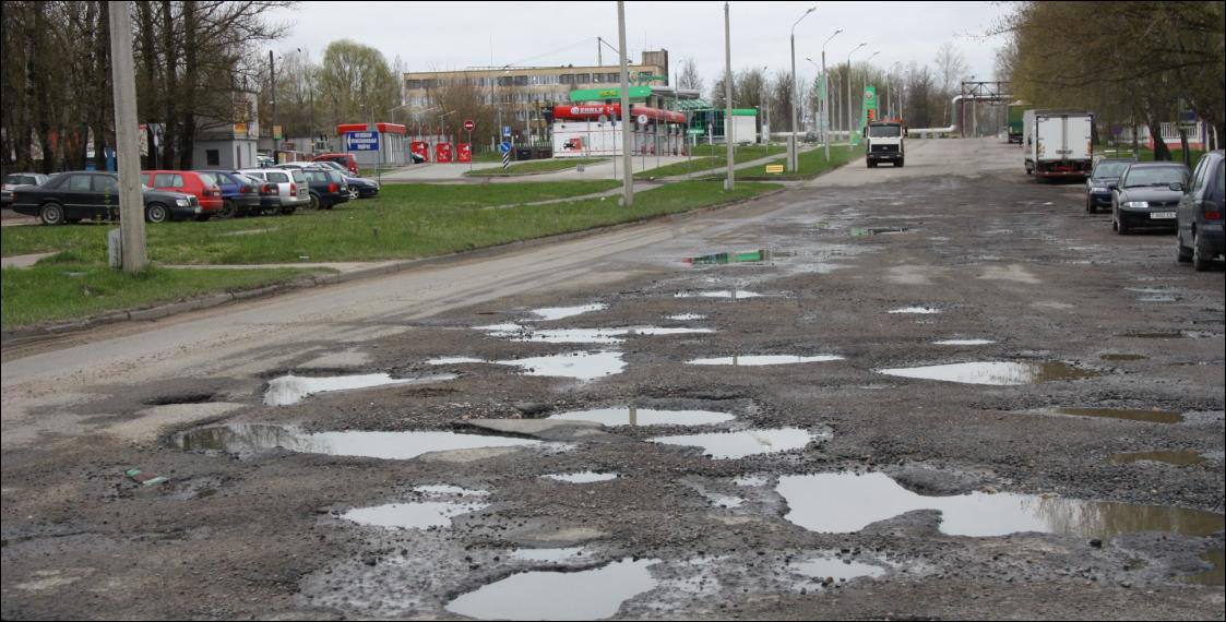 Дорога могилев. Плохие дороги в Белоруссии. Разбитые дороги Беларусь. Ямы город дорога. Худшие дороги Белоруссии.