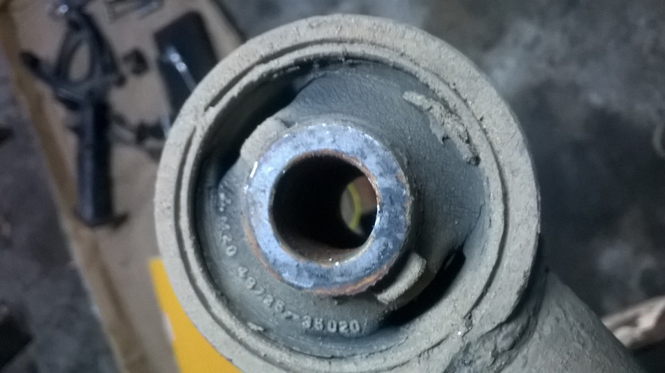 50. Сайлентблоки продольных рычагов (тяг) — Toyota Land Cruiser Prado ...