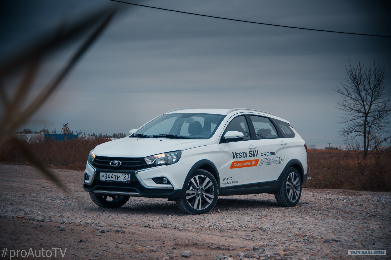 Lada Vesta SW Cross белая