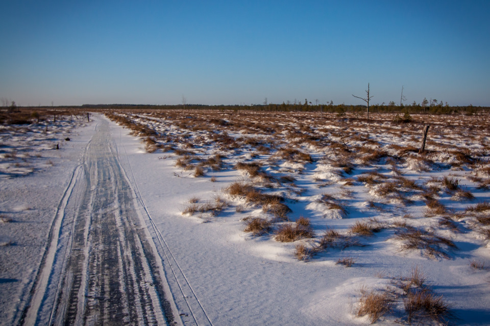 Выходим на бескрайние ледяные просторы. Кругом ни души, тропинка неширокая, глаза цепляются за горизонт, ища вдали контуры леса, за которым скрывается купол храма, да мысли в голове немного отвлекают, помогая сделать следующий шаг. Пока шли, в деталях вспомнил прочитанную дома историю монастыря и даже несколько раз повторил. — Toyota Land Cruiser Prado 90-series
