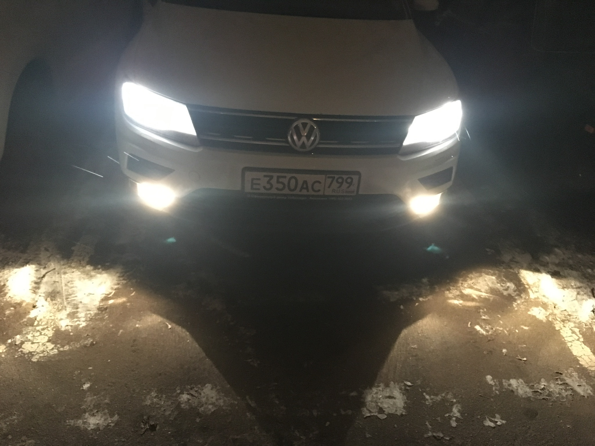 Тигуан освещение. Белый свет в ПТФ Tiguan 2012г. Osram Tiguan 2012. Led ПТФ Тигуан 1. Белый свет в ПТФ Тигуан 2012г.