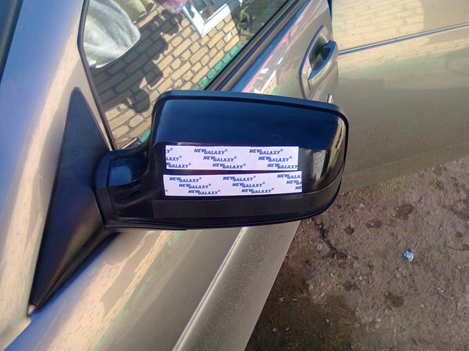 Заводские накладки на зеркала в цвет — Lada Приора седан, 1,6 л, 2008 ...