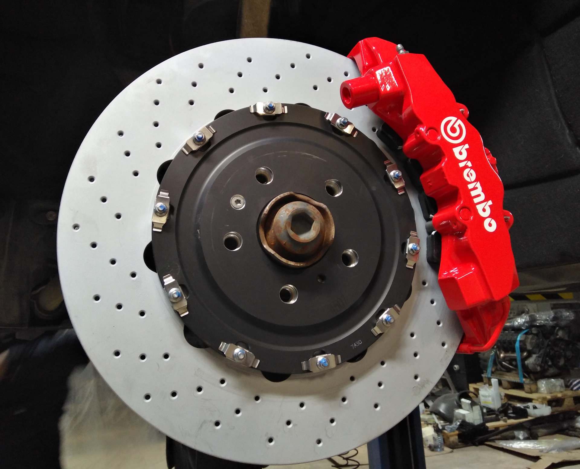 Тормозные диски ауди. Тормозная система Ауди q5. BREMBO тормозной диск Audi s4. Тормоза BREMBO на Ауди ку7. Тормоза Брембо суппорта.