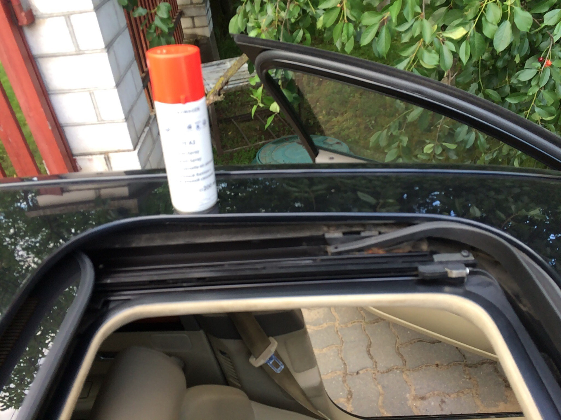 Скрипят направляющие люка. Скрипит люк. Сетка люка q7. Скрипит люк. Шторка люка ауди а4 в5 своими руками.