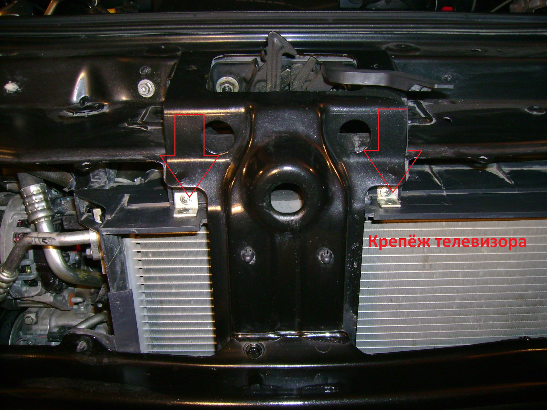 Замена радиатора сандеро. Рено Сандеро степвей радиатор. Renault Sandero 2013г крепление радиатора. Крепление радиатора Рено Сандеро 2. Крепление радиатора Рено Сандеро 1.6.
