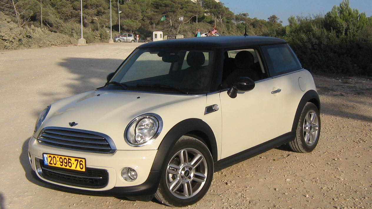 Мини бу. Мини Купер бежевый. Mini Cooper 2009 1.6. Мини Купер белый. Мини Купер с 1,6 2013.