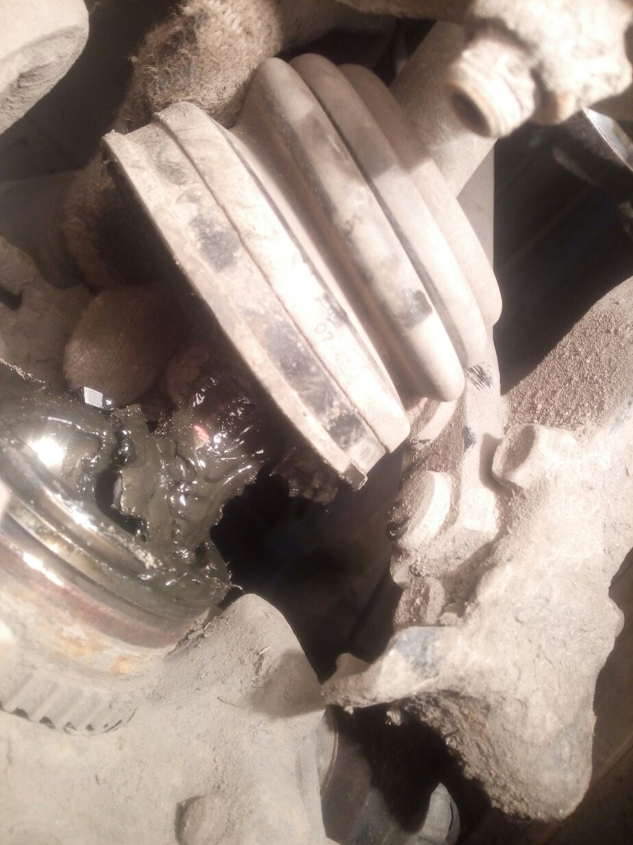 Передние гранаты, чтоб их… (решено быстро) — Nissan Cedric (9G), 2,5 л ...