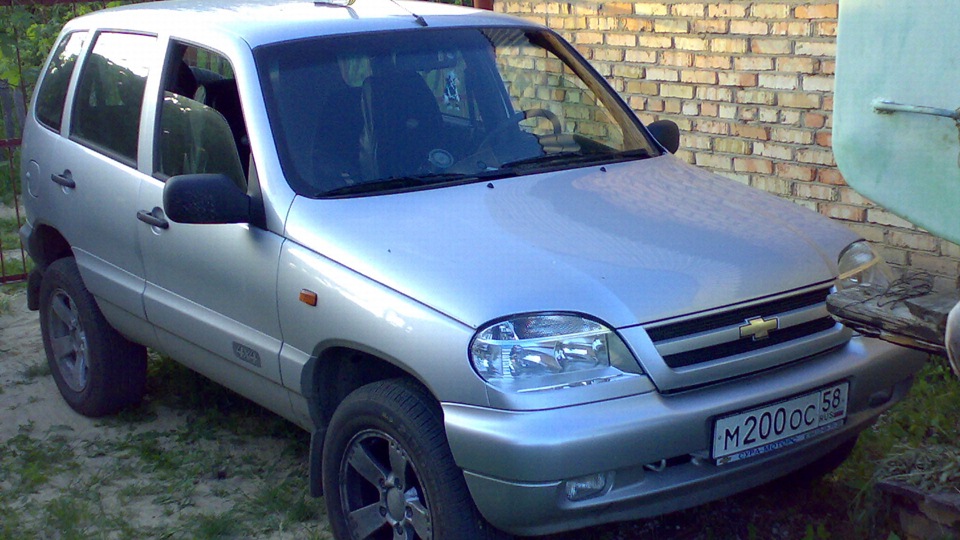 Niva Chevrolet серебристая