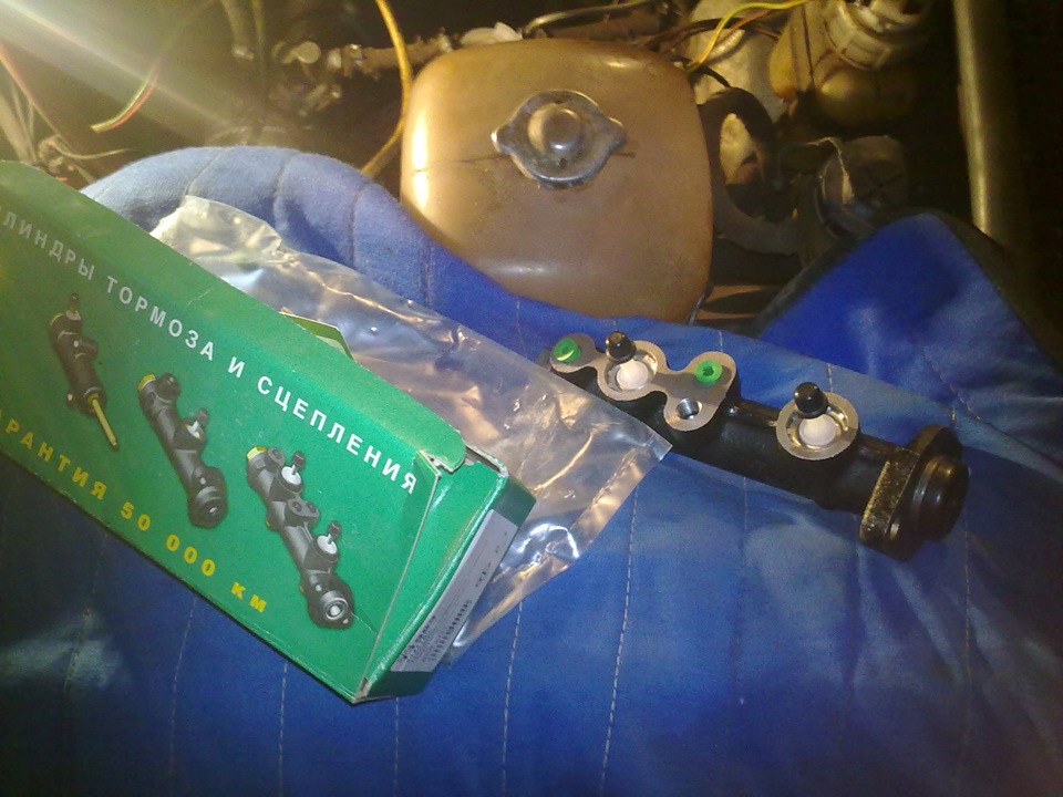 Главный тормозной и прокачка тормозов — Lada 2106, 1,6 л, 1998 года ...