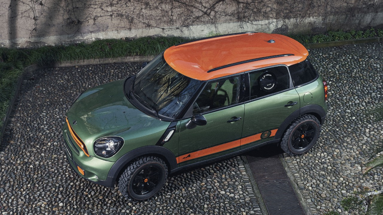 Mini Cooper Countryman с полосками