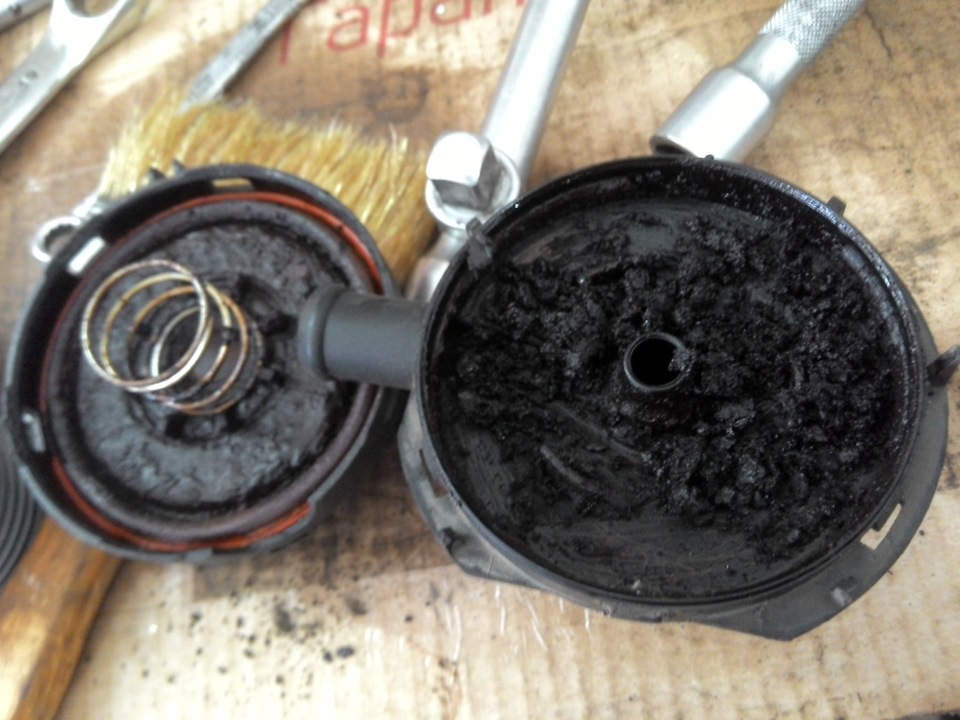 Чистка клапана системы вентиляции картера — Audi A8 (D2), 4,2 л, 2002 ...