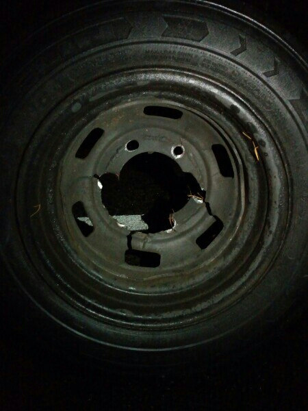 Разрыв диска. Запаска шины с диском Форд Транзит 2008 год. Порвало диск колеса. Разорванный диск. Форд Транзит у колеса лопнул диск.