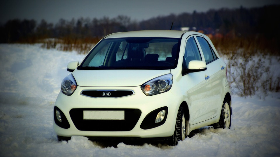 Запаркованные машины Kia Picanto