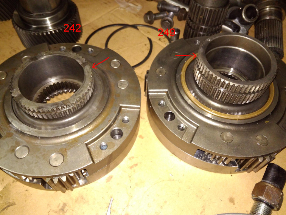 Далее собираем диф один из двух. На дифе от 242 шлицевая часть которая должна зацепляться с вискомуфтой маленькая и они просто не дотягиваются до нее. У 242 видно, что эта часть больше — Jeep Cherokee (XJ)