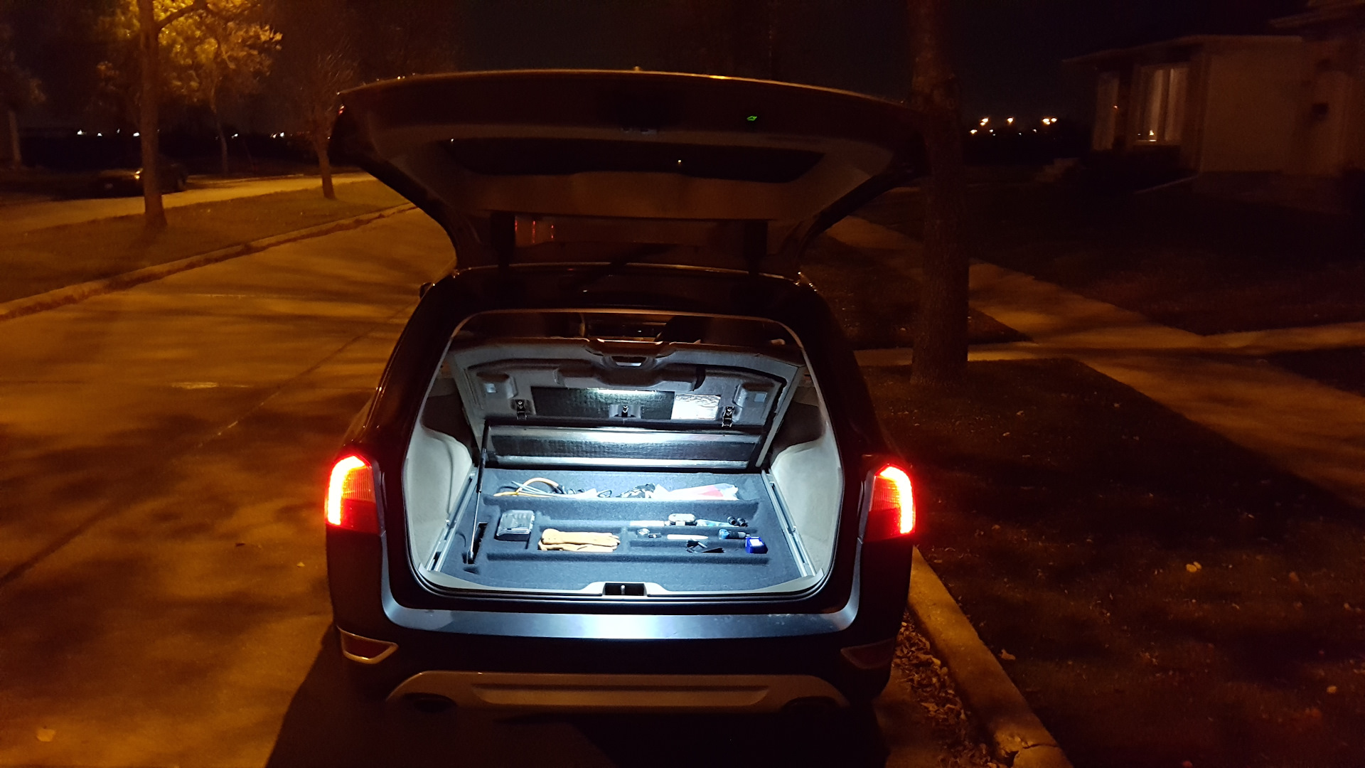 Подсветка двери багажника. Подсветка багажника Вольво xc90. Volvo xc70 лампа багажник. Подсветка багажника Volvo xc70 лампа. Подсветка багажника Вольво ХС 60.