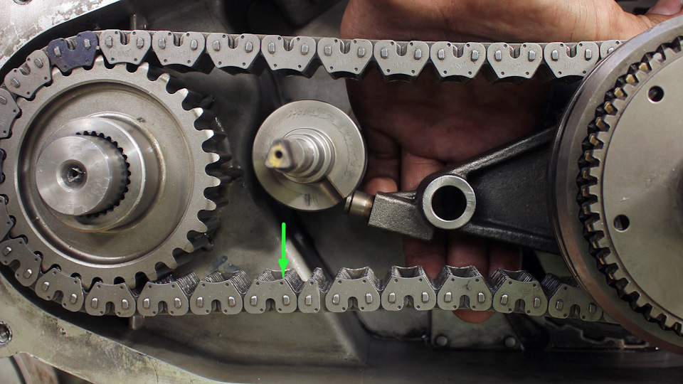 Устанавливаем цепь на место и собираем раздатку. Обратите внимание, запорную крышечку на которую указывает стрелка нужно немного отогнуть отвёрткой (на 1 мм). Необходимо, чтобы цепь в месте смещения более свободно заходила на шестерню. — УАЗ Patriot