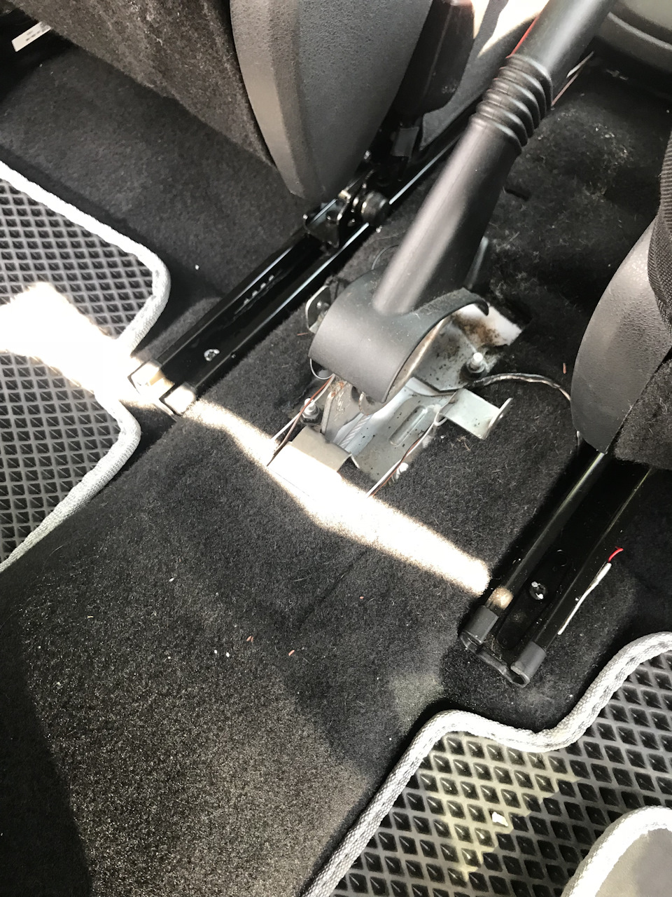 Присоеденился к проводке которая тянулась на подсветку ног — Lada Vesta (1G)