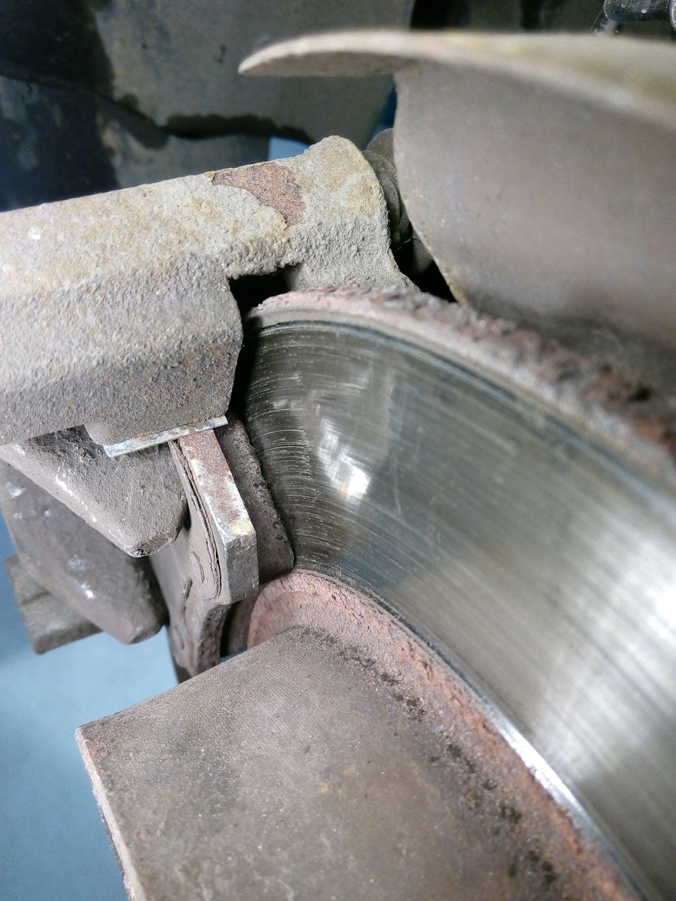 Старые колодки могли бы ещё тормозить и тормозить. Пичалька… — Renault Megane II