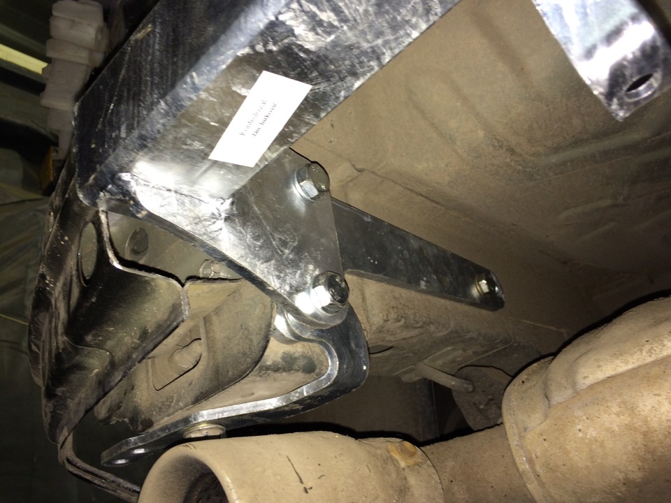 Крепится вот таким образом в штатные места, разобраться не сложно, по инструкции понятно — Opel Antara