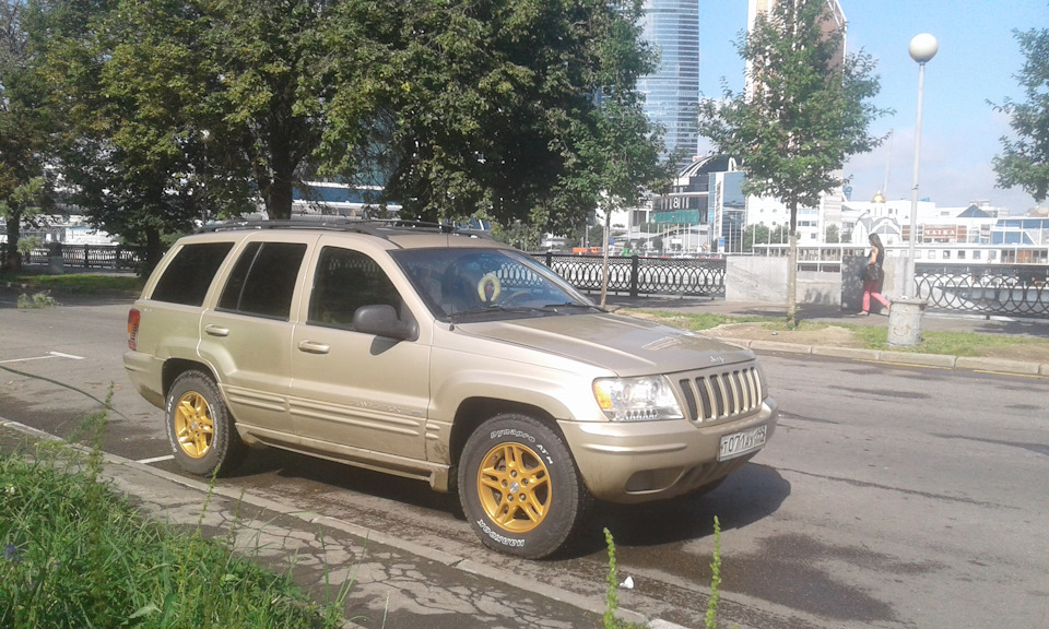 Jeep Grand Cherokee золотистый 2011 года