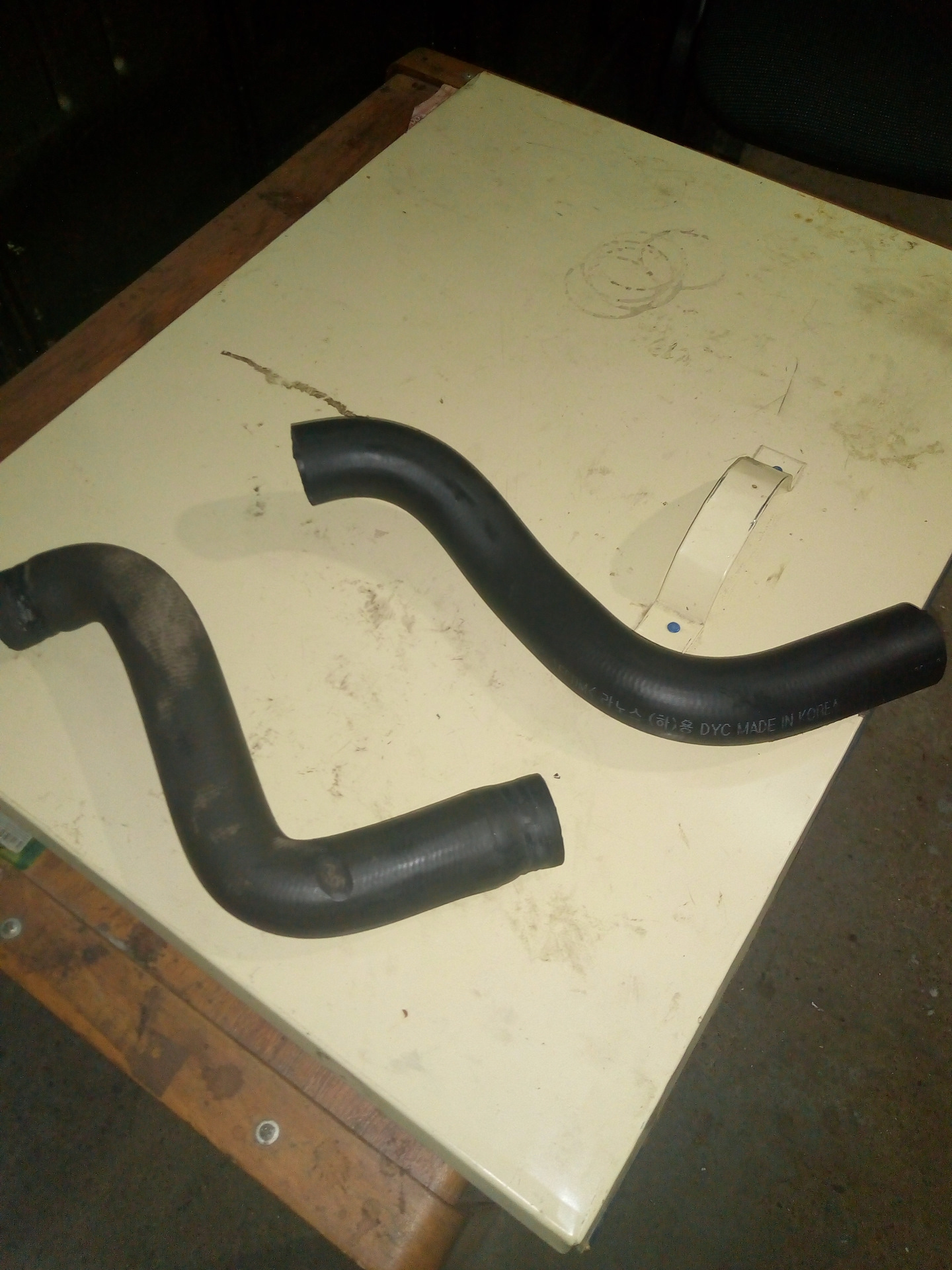 Верхний патрубок радиатора нива шевроле. Замена нижнего патрубка радиатора. Патрубок верхний 3,3л dodge caravan 72044 dayco. 6 нижний патрубок радиатора. Нижний патрубок радиатора пежо 406.