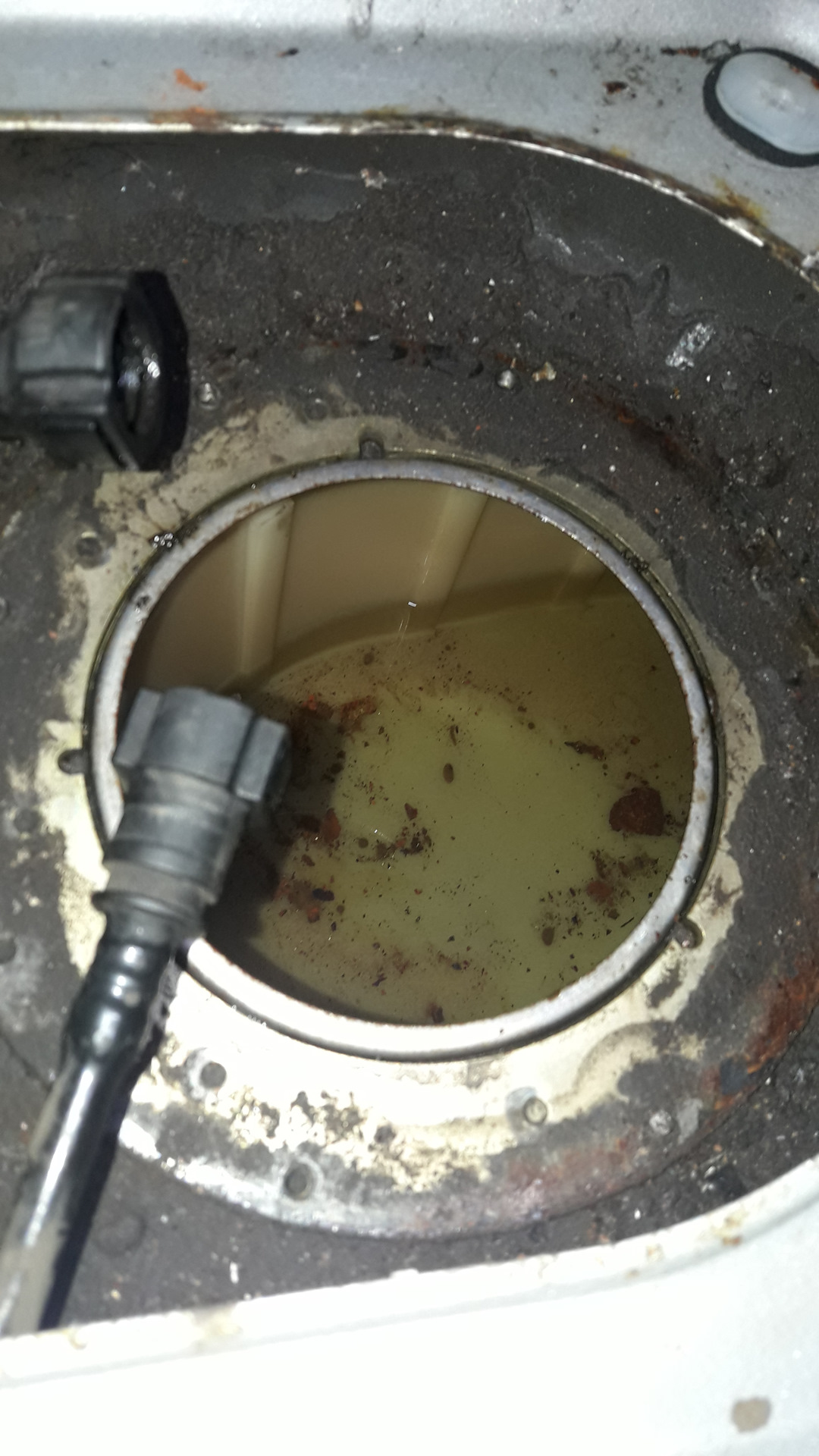 Конденсат в топливном баке. Конденсат в баке. Вода в бензобаке. В баке вода что делать. Вода в бензобаке.